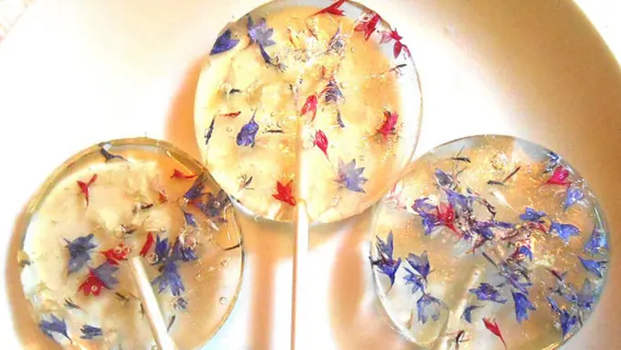 Penampilan 6 Jenis Lolipop Berisi Bunga yang Diawetkan