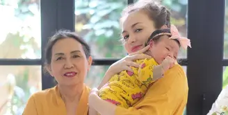 Rianti Cartwright kini telah menjadi ibu. Tepatnya di bulan Juli 2020 lalu, ia melahirkan bayi perempuan yang diberi nama Cara Rose Kanaya Nainggolan. Seperti ibu lainnya, masa kontraksi hingga melahirkan adalah proses yang sangat berat. (Instagram/riantic)