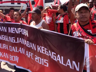 Persipura Mania menggelar aksi damai di halaman Kantor DPR Papua, Selasa (26/5/2015). Mereka menuntut pemerintah terkait batalnya laga Piala AFC antara Persipura vs Pahang FA akibat tak keluarnya visa. (Liputan6.com / Katharina Janur)