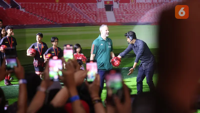 Foto: Ryan Giggs Sapa Para Fans di Indonesia dalam Peluncuran Kartu Kredit Maybank yang Berkolaborasi dengan Manchester United