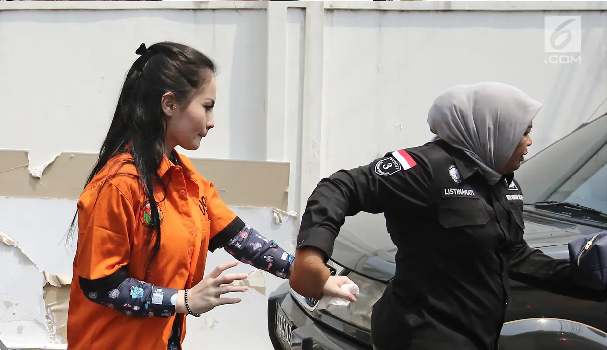 Pesinetron Jennifer Dunn menuju mobil yang menunggunya usai menjalani tes rambut di Puslabfor Polri Jakarta, Rabu (3/1). Ini merupakan ketiga kalinya pesinetron yang akrab dipanggil Jedun itu ditangkap polisi karena narkoba. (Liputan6.com/Herman Zakharia)