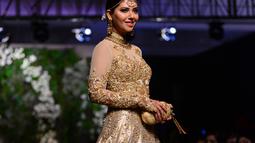 Seorang model membawakan pakaian tradisional Pakistan rancangan desainer Nomi Ansari selama peragaan busana yang digelar oleh Loreal Paris Pakistan Fashion Design Council di Lahore, Selasa (4/9). (AP Photo / K.M Chaudary)