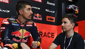 Maverick Vinales bersama sang pelatih yang juga juara dunia MotoGP tiga kali, Jorge Lorenzo. (X/MotoGP)