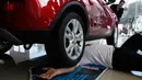 Aksi Norik Yajian ketika dilindas mobil dibagian lengannya pada sebuah atraksi di Tbilisi, Georgia, Selasa (16/2). Aksi nekat tersebut dilakukan untuk memecahkan rekor Guinness. (REUTERS/David Mdzinarishvili)