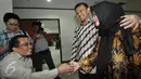 Istri Gatot Pujo Nugroho, Evy Susanti bersalaman saat akan menjalani sidang di Pengadilan Tipikor, Jakarta, Kamis (22/10/2015). Gatot dan Evy akan memberi kesaksian terkait kasus Dana Bansos Pemprov Sumut (Liputan6.com/Helmi Afandi)