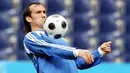 Greek forward Theofanis Gekas warms up during a training session at Wals-Siezenheim stadium in Salzburg on June 13, 2008. Greece will face Russia in its next Group D match on June 14. AFP PHOTO / Aris Messinis 