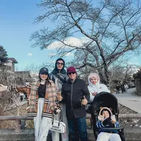 Tanpa Frans Faisal yang baru menikah, Fuji Utami dan keluarga liburan ke Jepang bersama [@fuji_an]