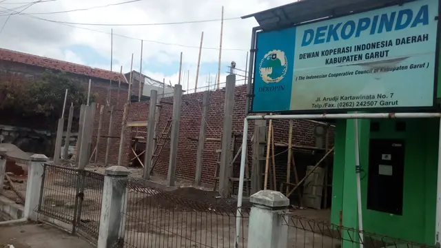 Nampak salah satu proyek pembangunan gedung milik pemerintah di Garut tengah dalam pengerjaan