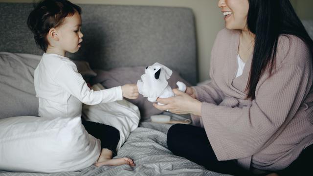 Ilustrasi ibu dan anak laki-lakinya