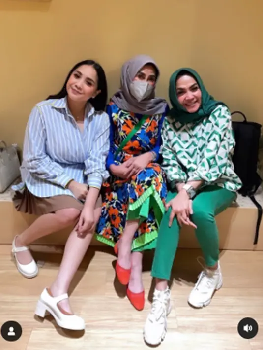 Amy Qanita dan Rieta Amilia sendiri cukup sering tampil bersama saat menghadiri acara. Bahkan, kedekatan keduanya sebagai besan pun kerap membuat banyak netizen iri. (Liputan6.com/IG/@amy_r_qanita)