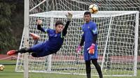 Kiper Rakasurya Handika menjalani TC Timnas Indonesia U-19 di Yogyakarta, akhir Mei 2018. (Bola.com/Ronald Seger Prabowo)