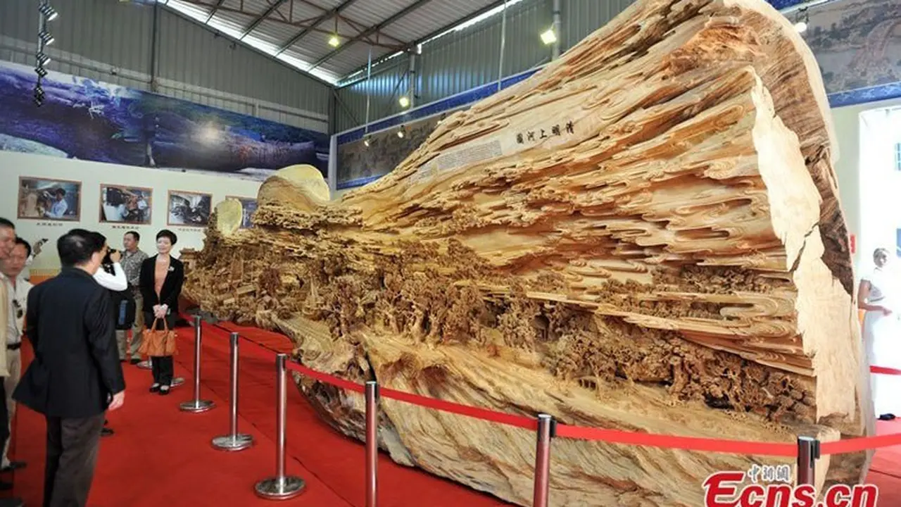 Pecahkan Rekor Dunia, Ukiran Kayu di Batang Pohon 12 Meter