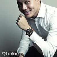 “Ada lah, nanti kalau udah dirilis baru diceritain. Kalau bertolak belakang dengan Kesempurnaan Cinta berarti banyak, ada tentang penyesalan, pokonya sedih lah. Dan berusaha bikin baper kaum remaja di luar sana.” jelas Iky. (Galih W. Satria/Bintang.com)