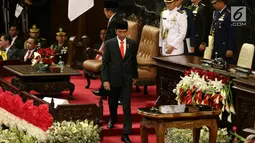 Presiden Jokowi menuju podium untuk berpidato dalam Sidang Tahunan MPR-RI Tahun 2017 di Gedung Parlemen, Jakarta (16/8). Dalam pidatonya, Jokowi menyampaikan terima kasih atas partisipasi masyarakat terkait suksesnya tax amnesty.(Liputan6.com/Johan Tallo)