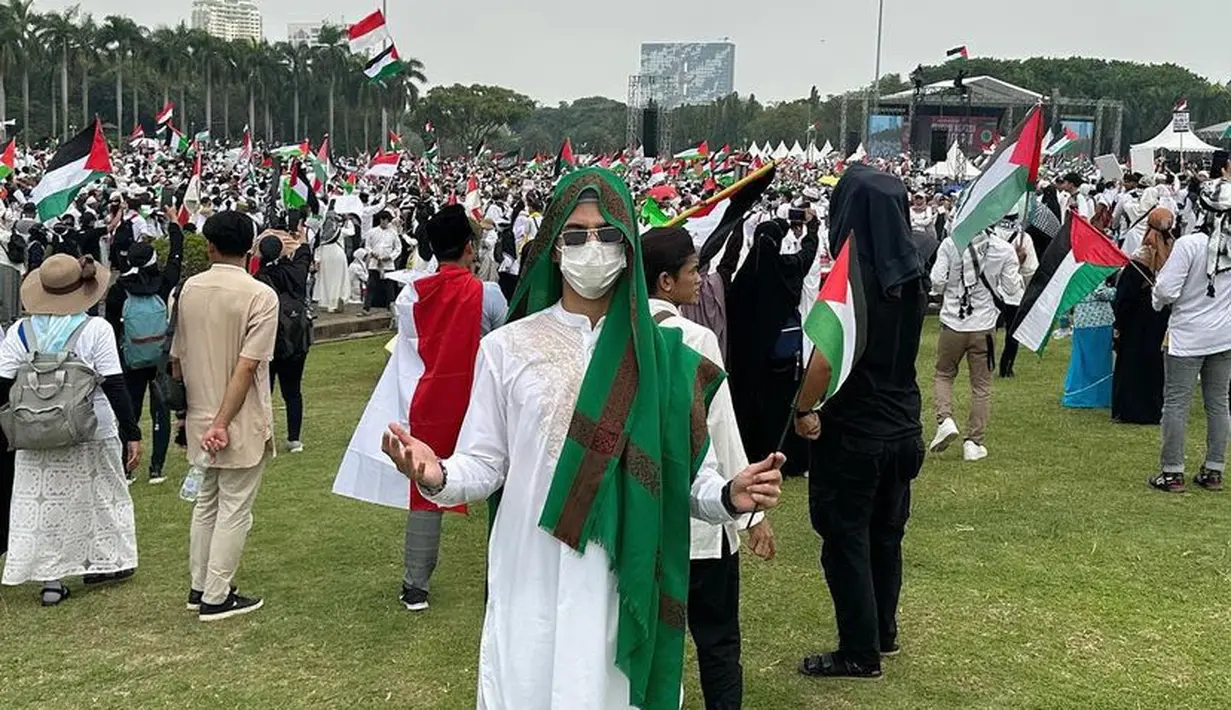 Al Ghazali mengenakan sorban hijau di kepalanya, dengan outfit serba putih dari baju koko hingga celana panjangnya. [@alghazali7]