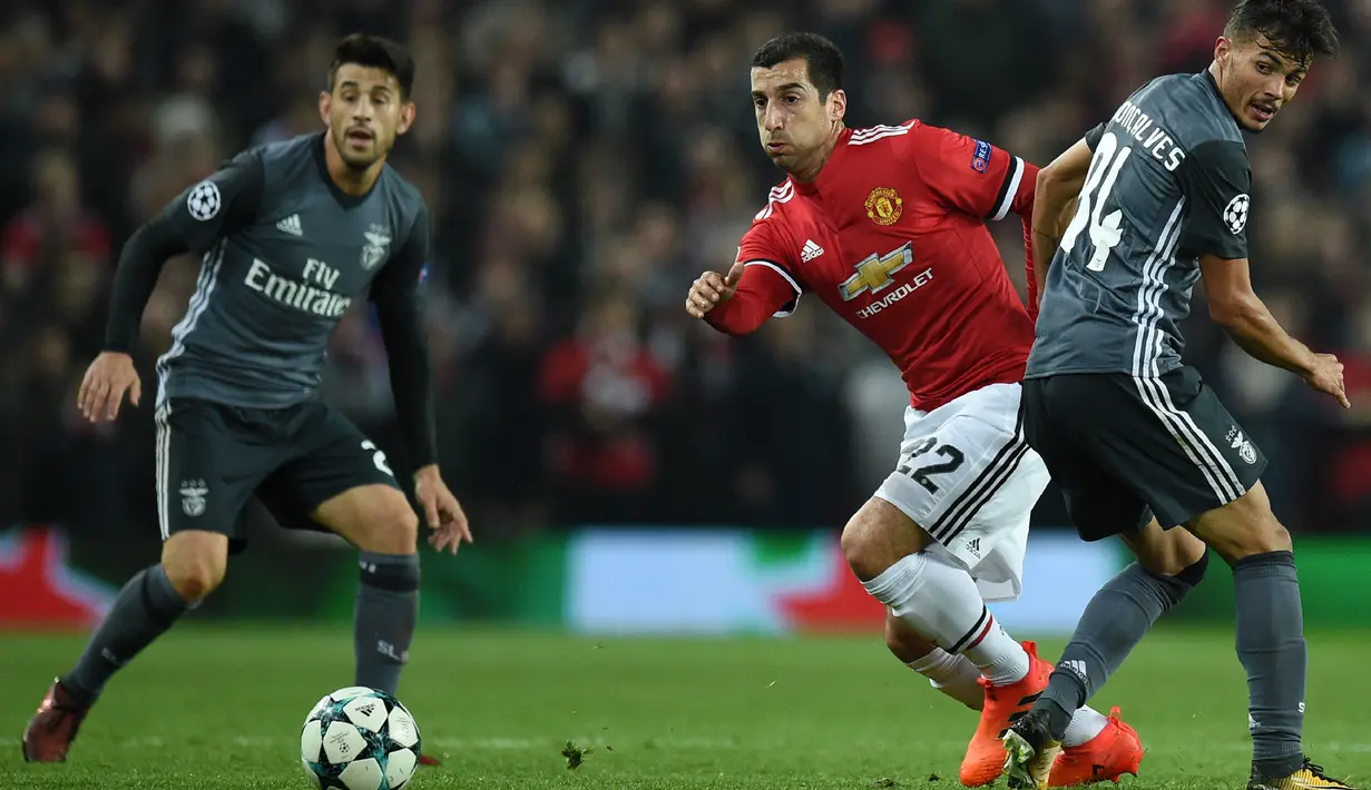 Bintang Manchester United, Henrikh Mkhitaryan (tengah) menghasilkan lima kali assists untuk timnya pada Premier League hingga pekan ke-11. (AFP/Oli Scarff)