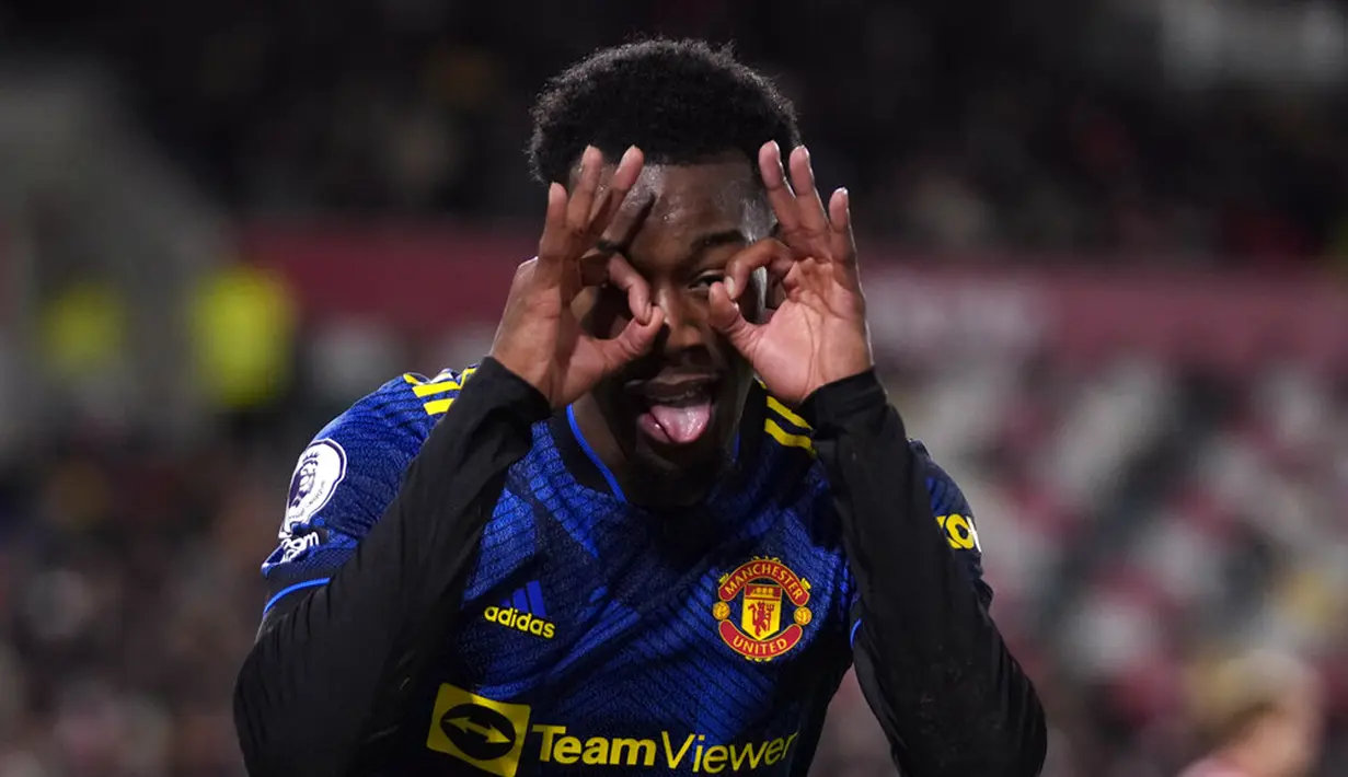 Pemain Manchester United Anthony Elanga melakukan selebrasi usai mencetak gol ke gawang Brentford pada pertandingan sepak bola Liga Inggris di Brentford Community Stadium, London, 19 Januari 2022. Manchester United menang 3-1. (AP Photo/Matt Dunham)