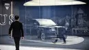 Pengunjung melihat mobil limosin Aurus Senat milik Presiden Rusia Vladimir Putin di Moscow International Motor Show di Moskow (29/8). Mobil ini memiliki panjang 6 meter dan mesin V8 4.400 cc dipasangi dua buah turbo. (AFP Photo/Alexander Nemenov)