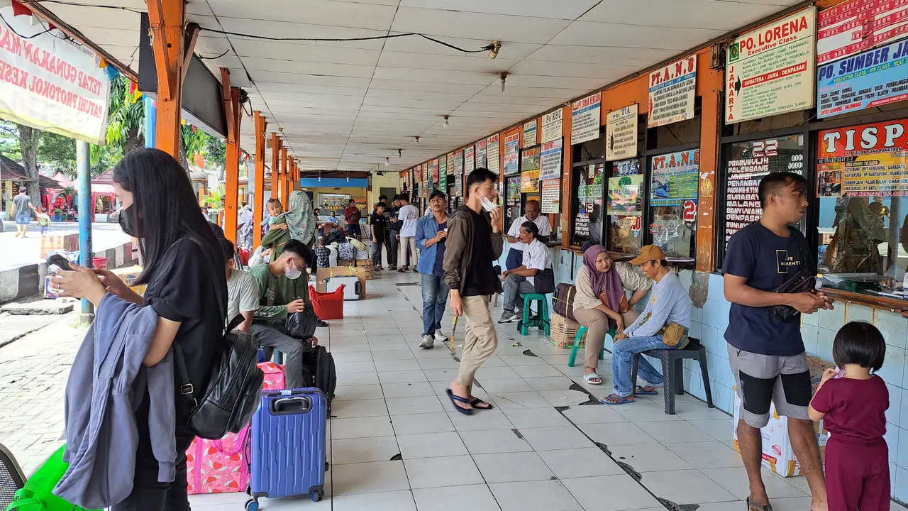Calon penumpang di Terminal Kalideres, Jakarta Barat, Minggu siang (2/4/023). Sejumlah penumpang memutuskan mudik Lebaran lebih awal.