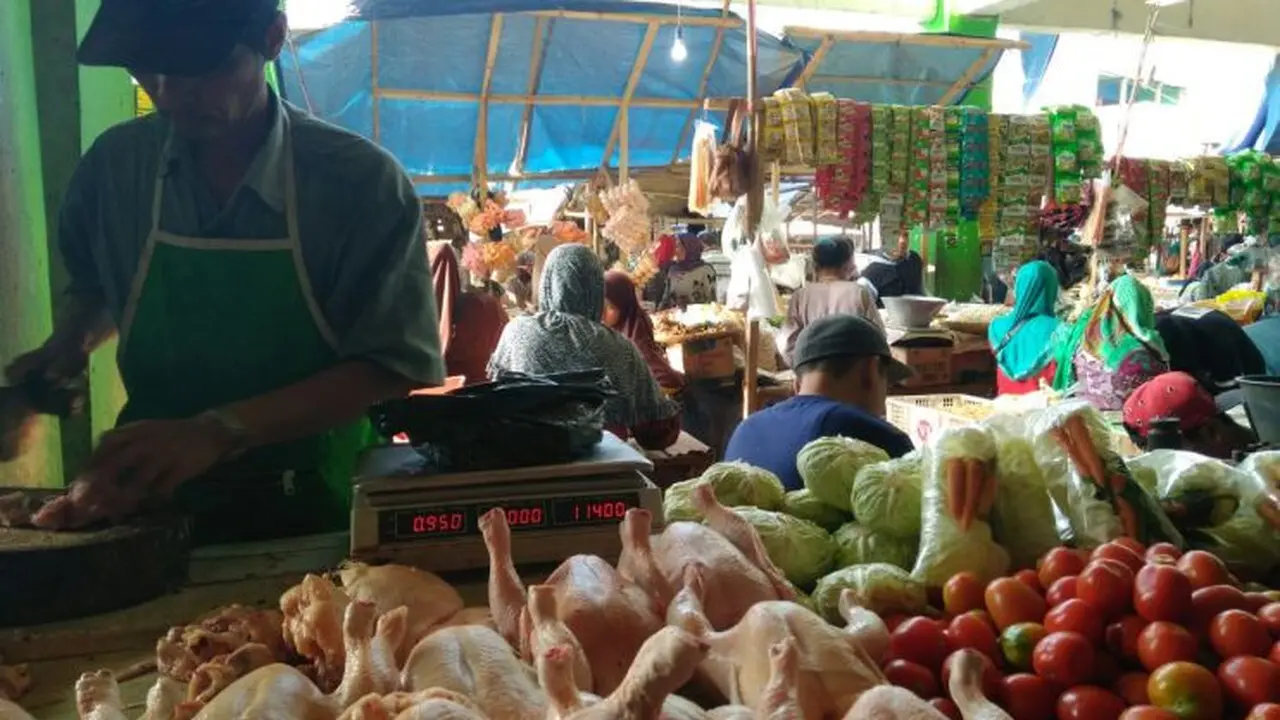 Sejumlah bahan pokok mulai mengalami penurunan harga pasca libur Lebaran. Rata-rata penurunan antara 20 sampai 50 persen. 