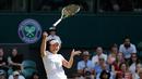 Petenis asal Jepang, Kurumi Nara kehilangan kendali atas raketnya setelah mengembalikan bola pukulan Petenis Rumania Simona Halep saat bertanding pada hari kedua tunggal putri Kejuaraan Tenis Wimbledon di London, (3/7). (AP Photo / Ben Curtis)