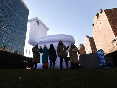 Sebuah toilet berukuran besar berdiri di depan markas PBB di New York pada 19 November 2014.(AFP Photo/Jewel Samad)