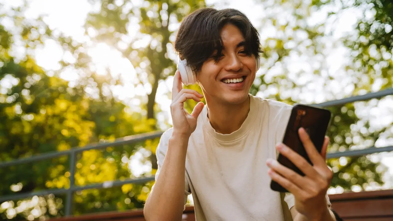 santai tersenyum tampan ganteng