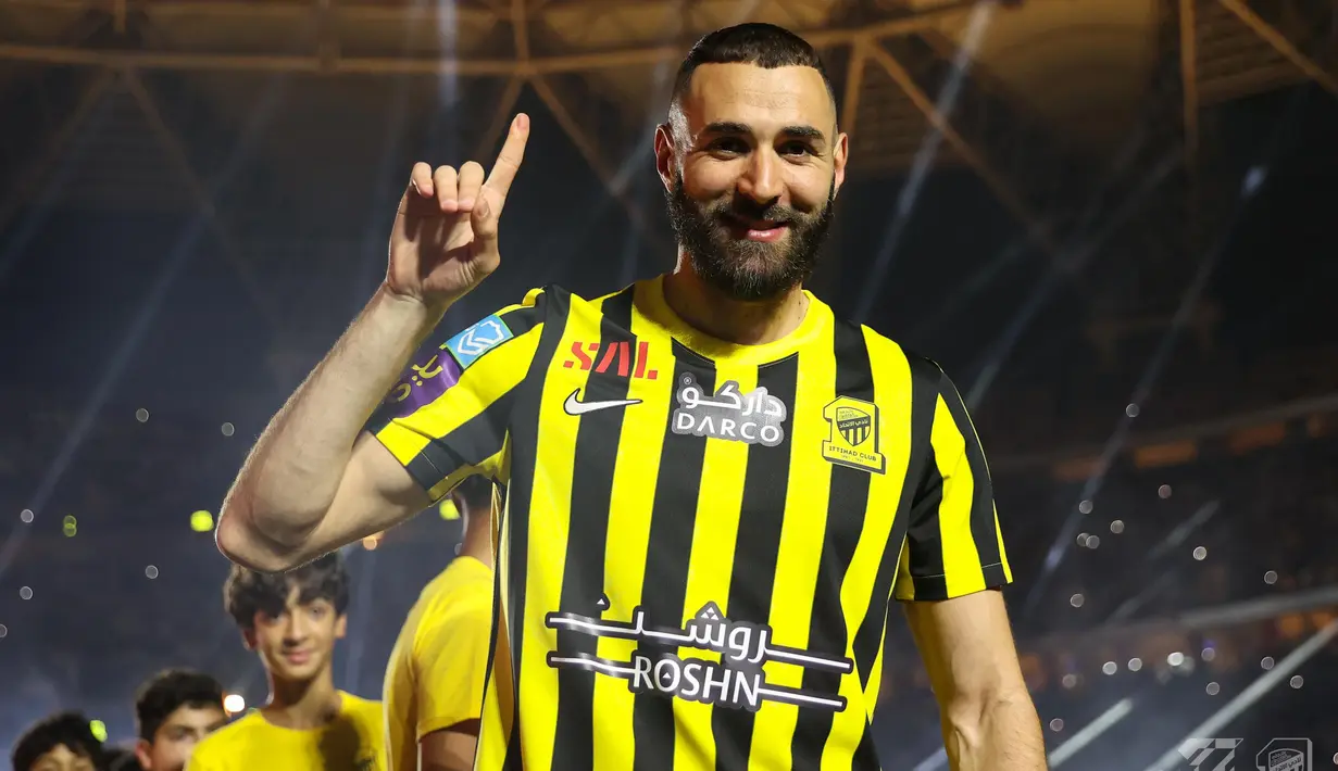 Karim Benzema hijrah ke Liga Arab Saudi untuk memperkuat Al Ittihad dengan status bebas transfer saat kontraknya bersama Real Madrid yang telah dibelanya sejak 2009 tuntas pada 30 Juni 2023. Ia dikontrak Al Ittihad selama dua tahun dengan bayaran 200 juta euro atau setara Rp3,2 triliun per musim. (twitter.com/ittihad)
