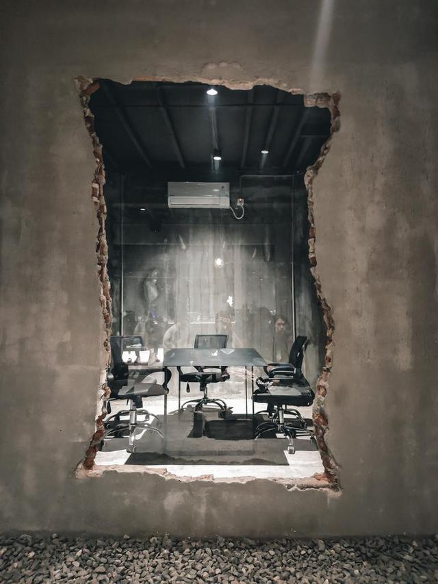 Potret Desain Interior Coffeshop Bergaya Unfinished, Bikin Warganet Was-was