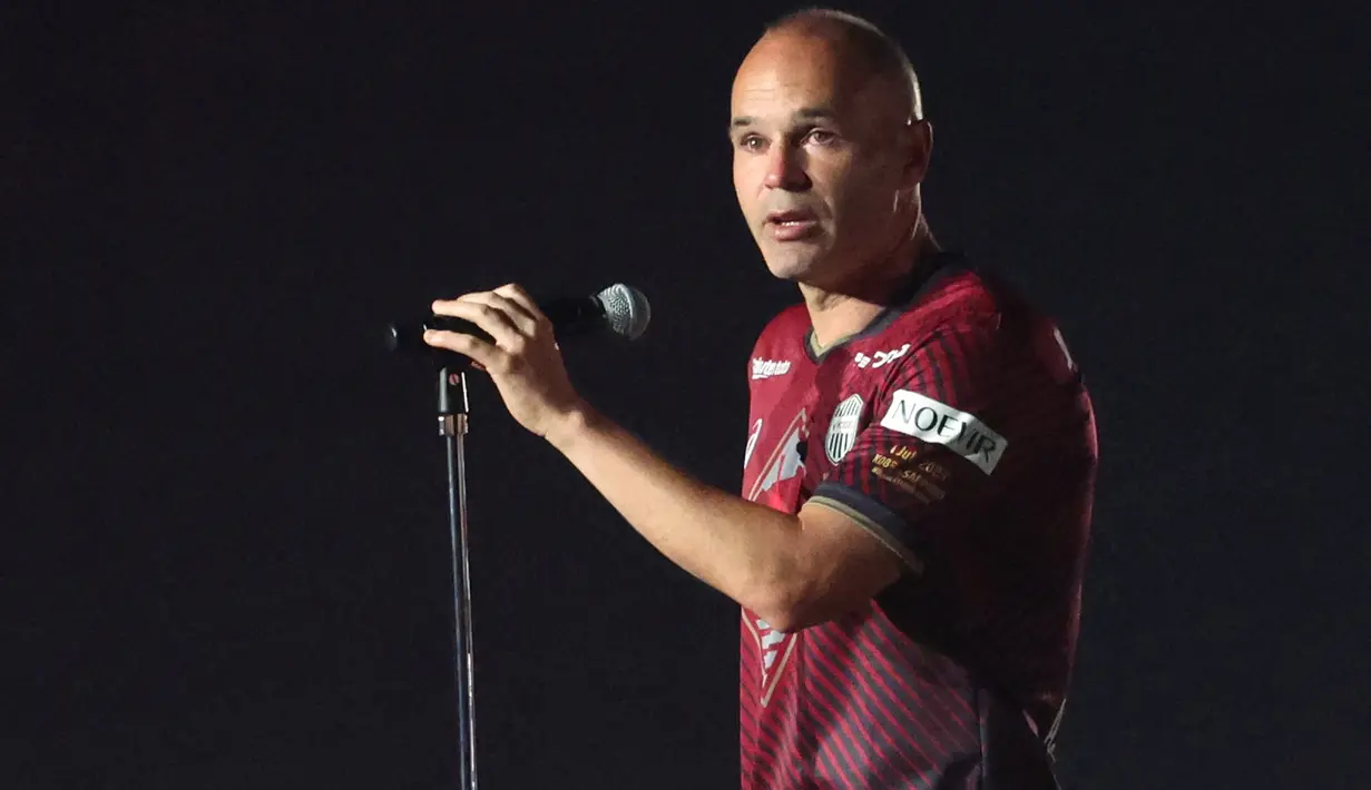 <p>Andres Iniesta pun tak dapat menahan tangis saat berbicara dalam pidato perpisahannya. (AFP/Jiji Press)</p>