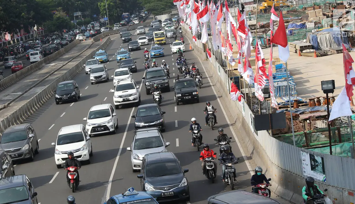 Sejumlah kendaraan melintasi Jalan Sudirman di kawasan Senayan, Jakarta. Senin (7/8). Rencananya, jalur larangan sepeda motor akan diperpanjang hingga Bundaran Senayan. (Liputan6.com/Immanuel Antonius)