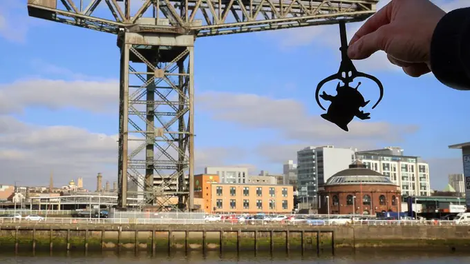 Bikin Iri! 8 Tokoh Disney Traveling ke Bangunan Ikonik di Dunia