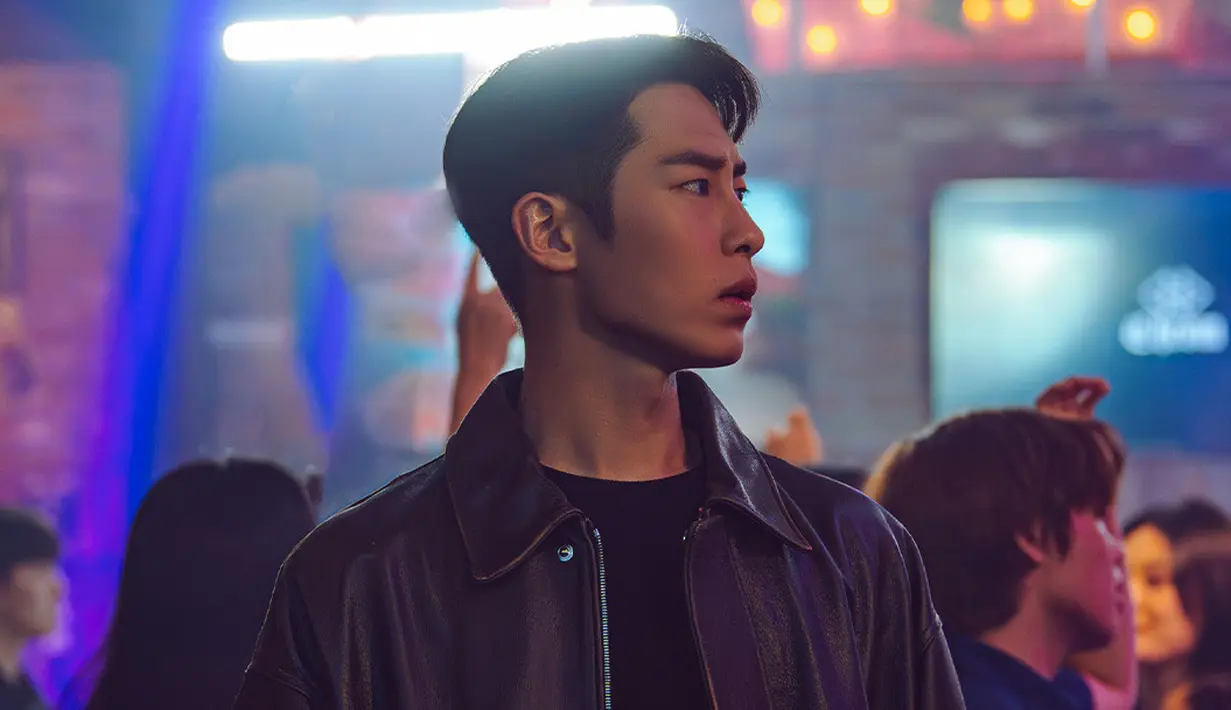 <p>Sebagai sosok yang pandai menjaga poker face, Han Tae Oh tidak menunjukkan taringnya saat menyelesaikan masalah. (Foto: Disney+ Hotstar)</p>