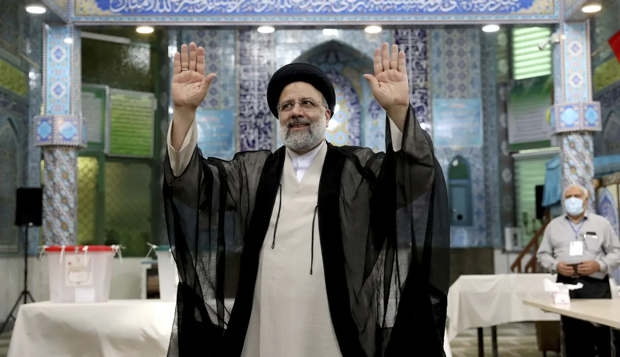 Ebrahim Raisi, seorang kandidat dalam pemilihan presiden Iran melambai ke media setelah memberikan suaranya di sebuah tempat pemungutan suara di Teheran, Iran, Jumat (18/6/2021). Warga Iran mulai memberikan suaranya dalam pemilihan presiden. (AP Photo/Ebrahim Noroozi)