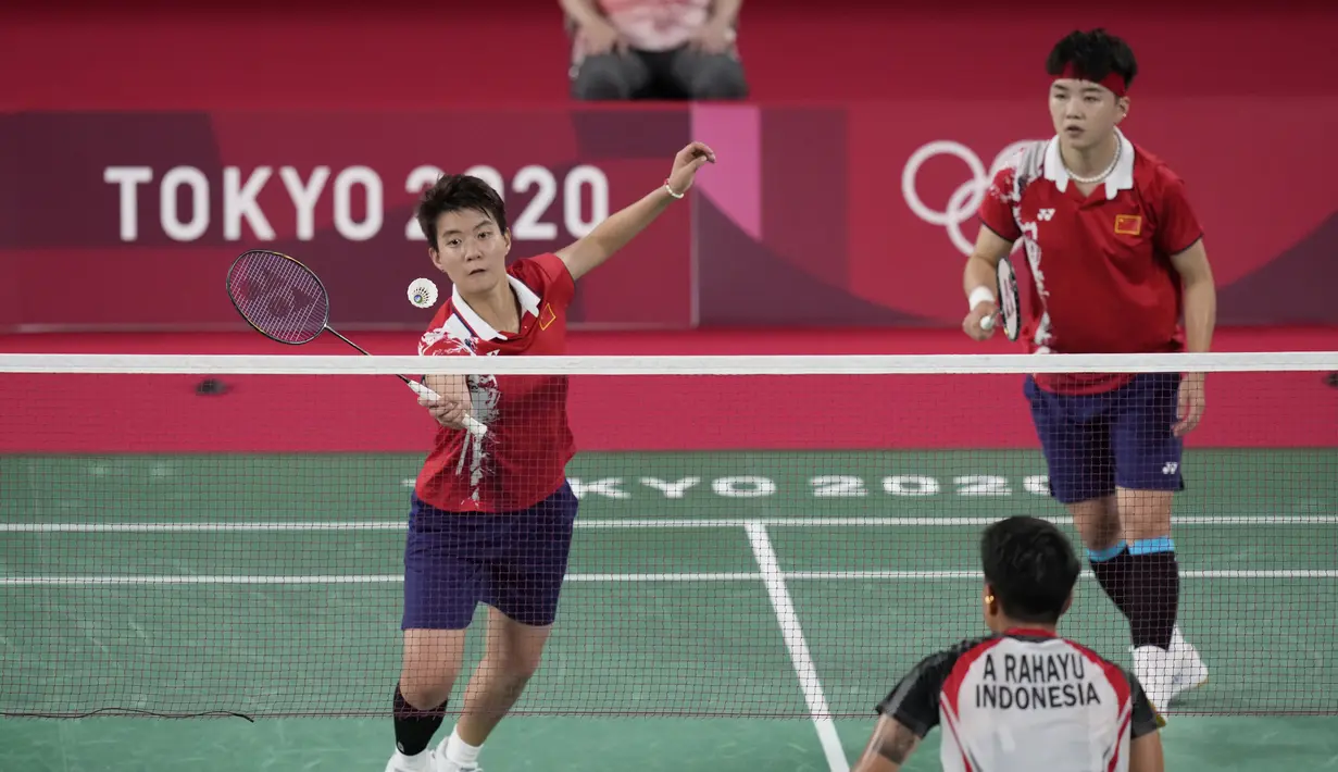 Pebulu tangkis China Yue Du/Yin Hui Li saat melawan pebulu tangkis Indonesia Greysia Polii/Apriyan Rahayu pada perempat final ganda putri di Olimpiade Tokyo 2020, Tokyo, Jepang, Kamis (29/7/2021). Greysia Polii/Apriyan Rahayu menang. (AP Photo/Markus Schreiber)