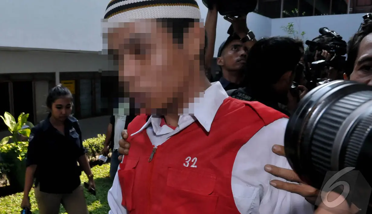  Salah satu pelaku dari kasus pelecehan seksual JIS tampak menuju ruang sidang, Jakarta, Rabu (27/8/2014) (Liputan6.com/Johan Tallo)