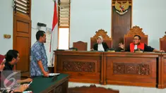 Majelis hakim PN Jaksel, Nursyam berbicara dengan kuasa hukum MAKI saat sidang Praperadilan Sumber Waras, Jakarta, Selasa (3/5). PN Jaksel menolak praperadilan Sumber Waras yang diajukan MAKI. (Liputan6.com/Yoppy Renato)