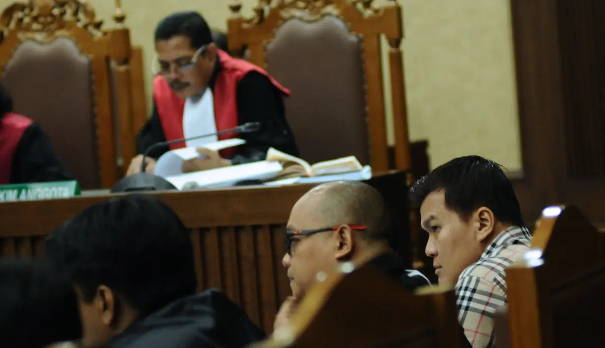 Terdakwa korupsi e-KTP Andi Agustinus alias Andi Narogong (kanan) menyimak keterangan saksi pada sidang lanjutan di Pengadilan Tipikor Jakarta, Senin (23/10). Sidang batal menghadirkan Anas Urbaningrum dikarenakan sakit. (Liputan6.com/Helmi Fithriansyah)