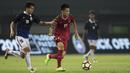 Gelandang Timnas Indonesia U-19, Feby Eka Putra, berusaha melewati pemain Kamboja U-19 pada laga persahabatan di Stadion Patriot, Bekasi, Rabu (4/10/2017). Indonesia menang 2-0 atas Kamboja. (Bola.com/Vitalis Yogi Trisna)