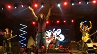 Saat konser di Cirebon, grup Band Slank mengajak para Slankers untuk melawan berita hoax. Foto : (Liputan6.com / Panji Prayitno)