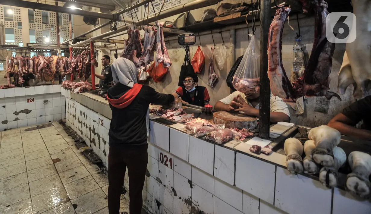 Pedagang daging sapi melayani pembeli di Pasar Senen, Jakarta Pusat, Selasa (31/5/2022). Maraknya kasus penyakit mulut dan kuku (PMK) pada hewan ternak seperti sapi dan kambing sejak beberapa waktu lalu, serta ditambah masih tingginya harga berimbas pada merosotnya penjualan daging di Pasar Senen hingga 50 persen. (merdeka.com/Iqbal S. Nugroho)