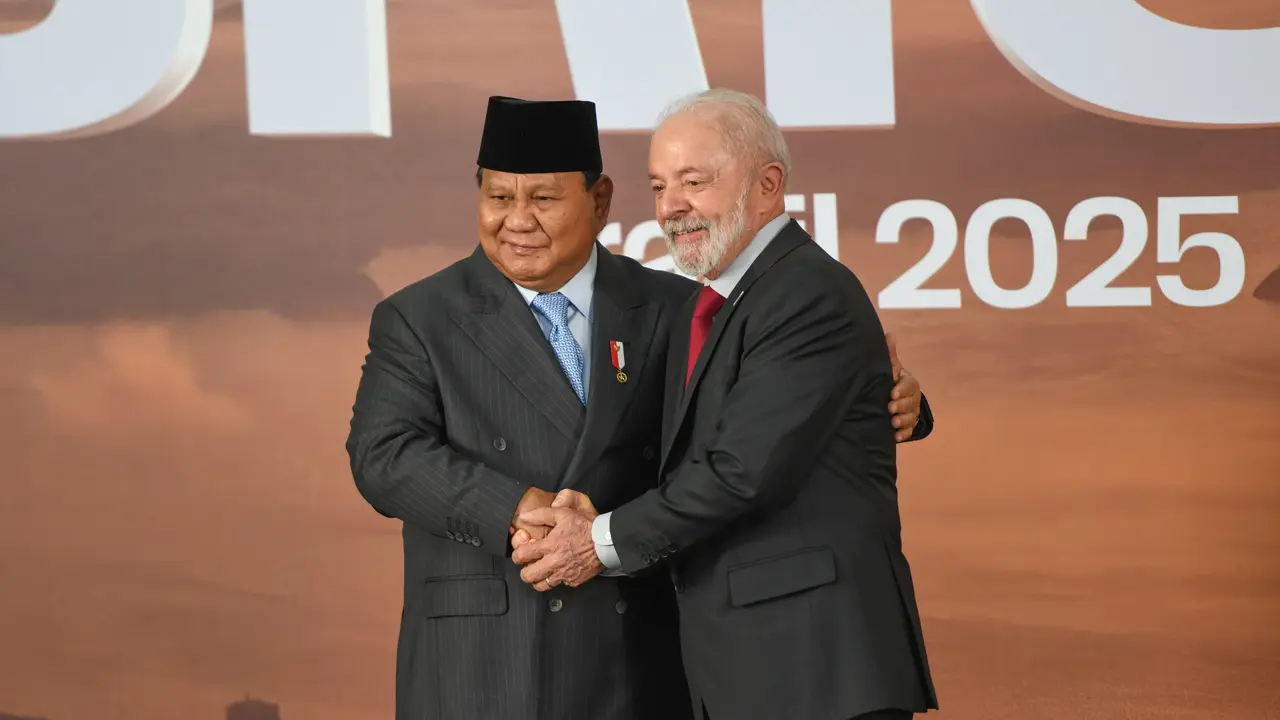 Presiden Prabowo Subianto untuk kali pertamanya menghadiri Konferensi Tingkat Tinggi (KTT) kelompok ekonomi BRICS yang digelar di Museum of Modern Art (MAM) Rio de Janeiro, Brasil, Minggu (6/7/2025). Kedatangan Prabowo disambut langsung Presiden Brasil.