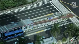 Selain itu, Pemprov DKI Jakarta juga telah membuat jalur menuju halte Transjakarta yang terintegrasi dengan jalur pedestrian dan zebra cross yang nantinya warga tidak lagi menggunakan jembatan penyeberangan orang. (merdeka.com/ Iqbal S. Nugroho)