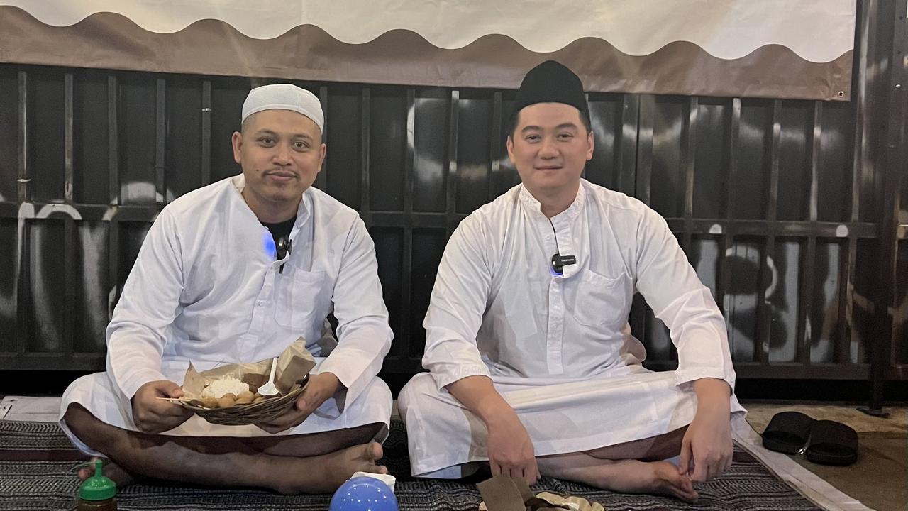 7 Potret Chef Arnold Pakai Baju Gamis dan Peci, Berburu Sahur Bareng Muslim