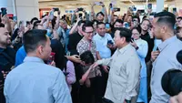 Naik Whoosh dari Cimahi, Prabowo Sapa Warga di Stasiun Halim