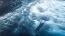 Foto underwater menunjukkan atlet selancar asal Brasil, Tatiana Weston-Webb, berjuang menembus ombak yang ganas dalam kegiatan WSL Shiseido Tahiti pro surfing event di Teahupo'o, Tahiti, Polenesia Prancis, Jumat (11/8/2023). (AFP/Ben Thouard)