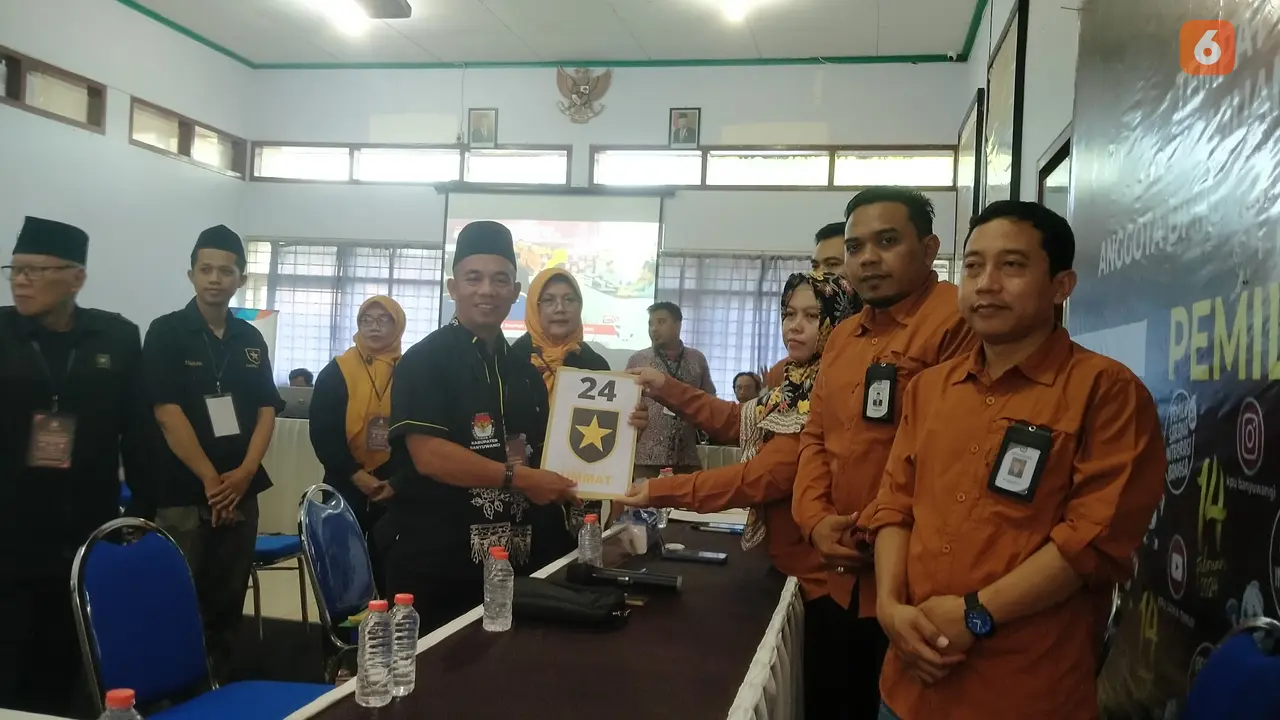 Proses pendaftaran bacaleg di KPU Banyuwangi (Hermawan Arifianto/Liputan6.com)