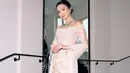 <p>"Mengenakan kebaya dan kain ulos khas Sumatera Utara untuk Cannes Film Festival Closing Ceremony 2024," tulis Raline Shah di Instagramnya. (Foto: Instagram/ ralineshah)</p>