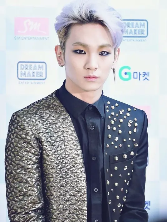 Wajah imut Key SHINee seakan berubah saat ia memakai eyeliner. Tatapan matanya semakin terlihat tajam. (Foto: koreaboo.com)