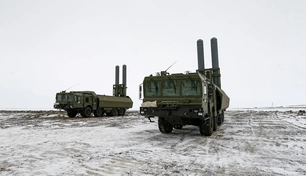 Sistem rudal antikapal Bastion mengambil posisi di Pulau Alexandra Land dekat Nagurskoye, Rusia, Senin (17/5/2021). Pangkalan militer ini dipenuhi rudal, radar, landasan pacu yang dapat menangani semua jenis pesawat, termasuk pembom strategis berkemampuan nuklir. (AP Photo/Alexander Zemlianichenko)